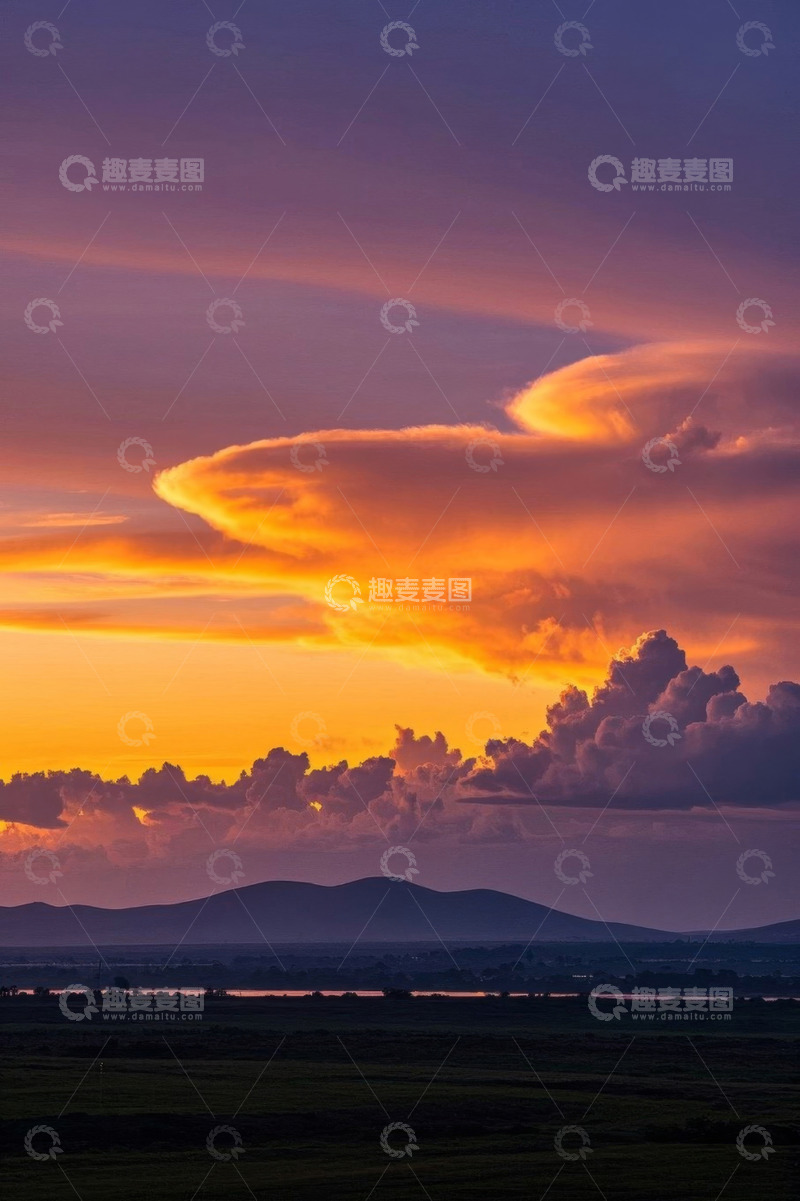 高清大图下载【趣麦麦图】夕阳下的天边云彩与远山景观
