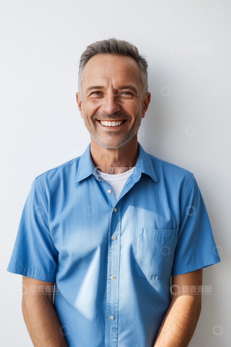 高清大图下载【趣麦麦图】微笑中年男子半身肖像