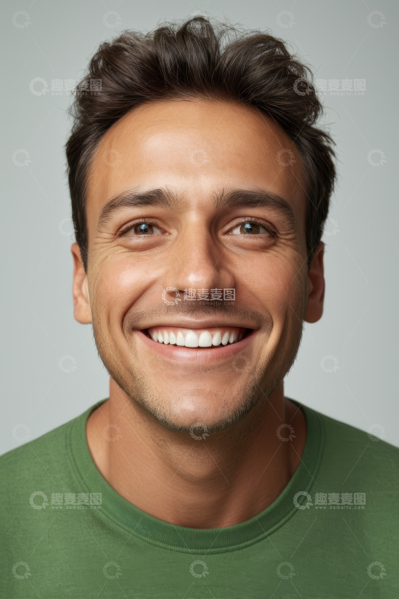 高清大图下载【趣麦麦图】微笑男子的面部特写