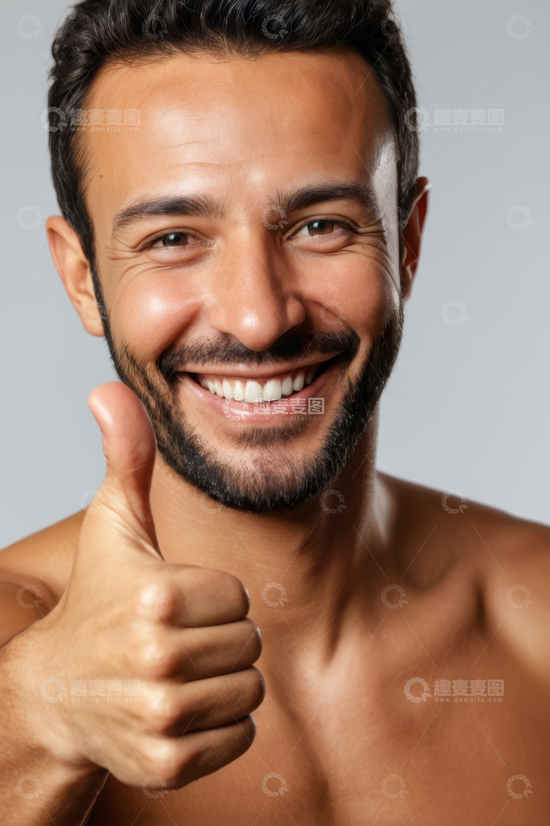 高清大图下载【趣麦麦图】微笑男人竖大拇指特写