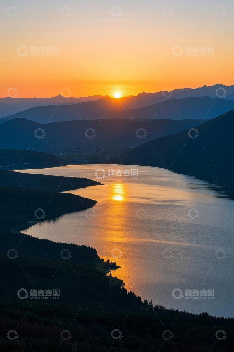 高清大图下载【趣麦麦图】湖泊山脉间的日落景象