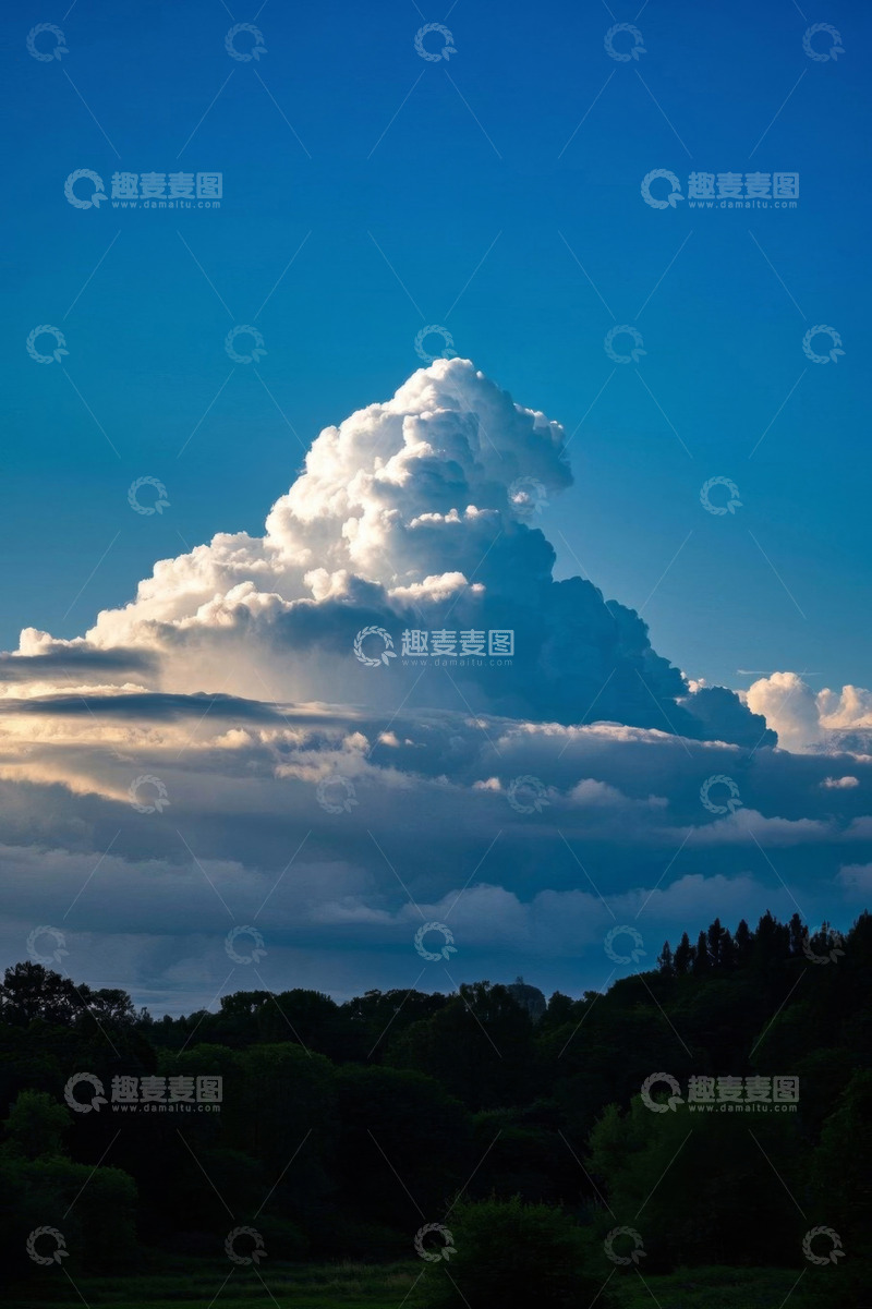 高清大图下载【趣麦麦图】蓝天之下的巨大云朵与树林