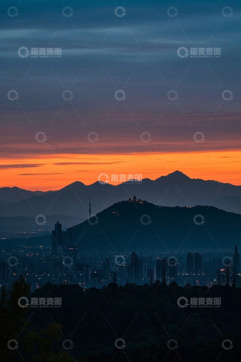高清大图下载【趣麦麦图】城市日落时分的山峦与建筑景观