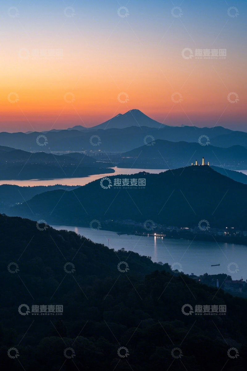 高清大图下载【趣麦麦图】日落时分山与湖的风景