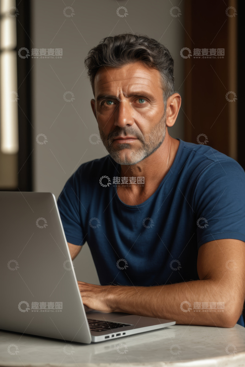高清大图下载【趣麦麦图】中年男子使用笔记本电脑