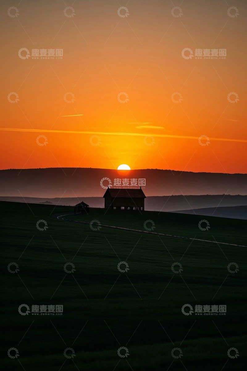 高清大图下载【趣麦麦图】草原日落时的小屋景象
