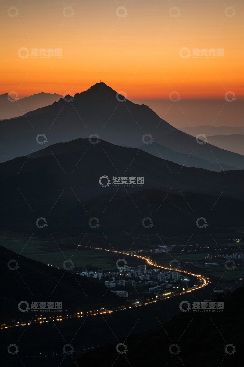 高清大图下载【趣麦麦图】夕阳下山脉与山下城镇道路景观