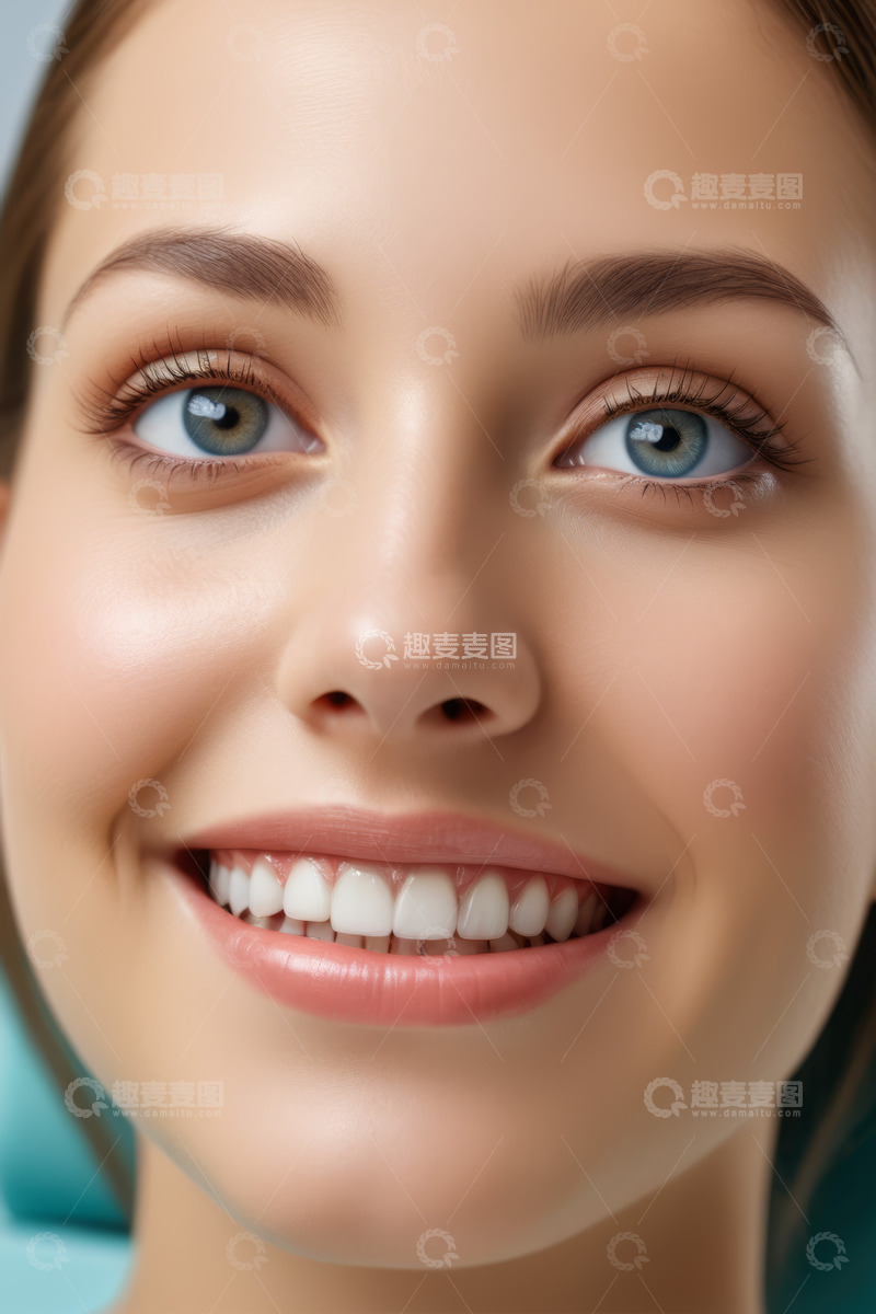 高清大图下载【趣麦麦图】年轻女子特写微笑面容