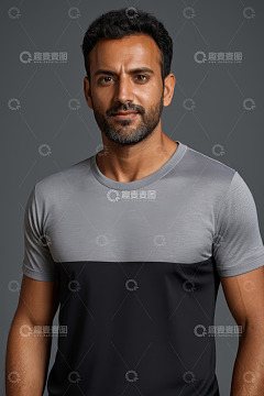 穿着灰黑拼接T恤的男性