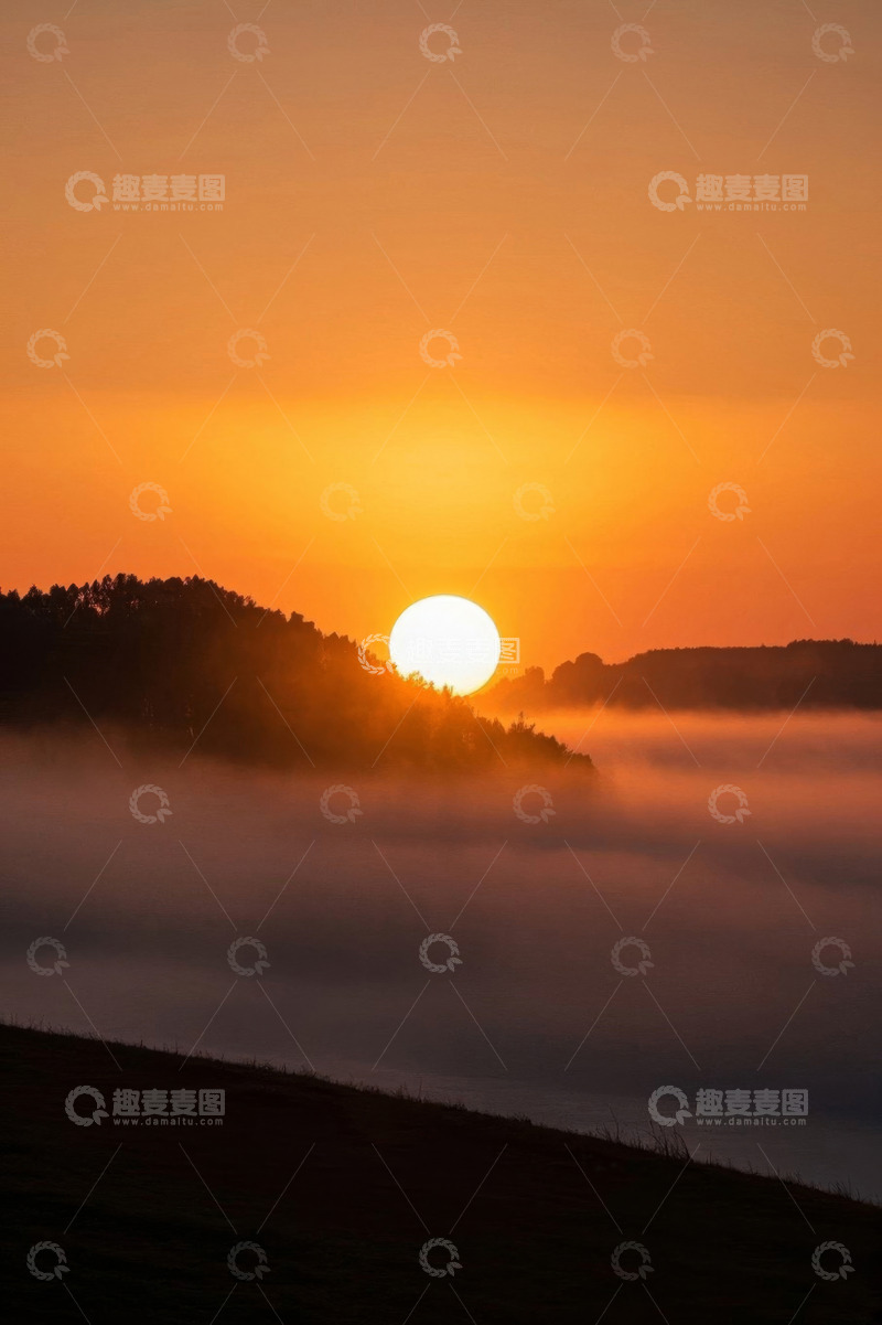 高清大图下载【趣麦麦图】日出时分山间晨雾景象