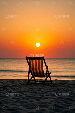 海滩上的躺椅与海上落日
