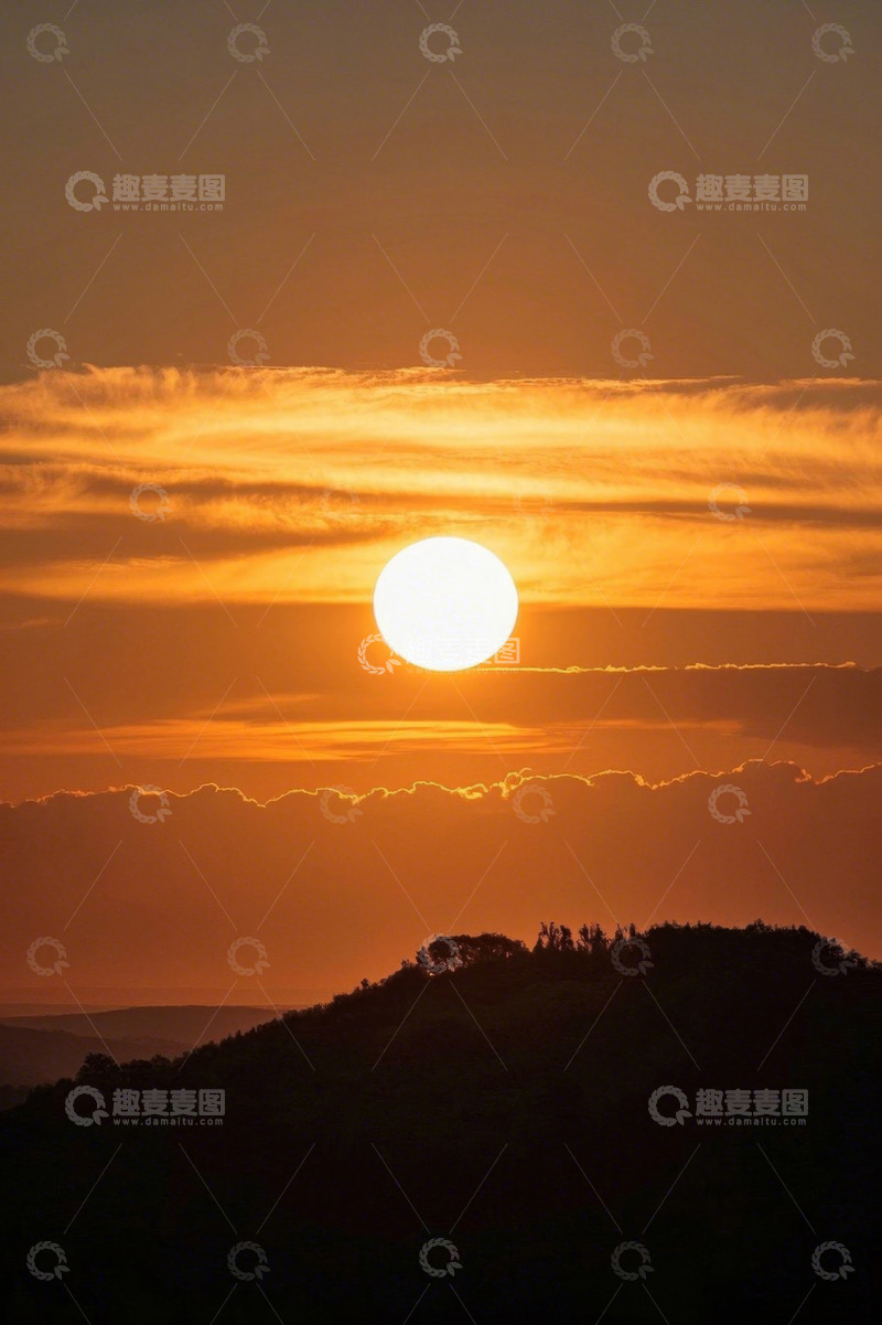 高清大图下载【趣麦麦图】夕阳下的山峦与天空景观