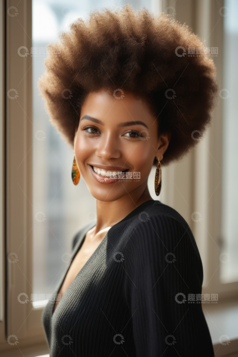 高清大图下载【趣麦麦图】微笑的非洲裔女性肖像