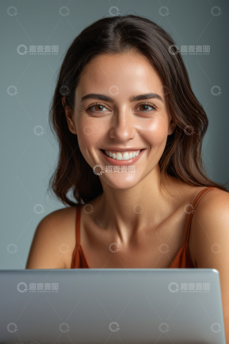 高清大图下载【趣麦麦图】微笑女人使用笔记本电脑