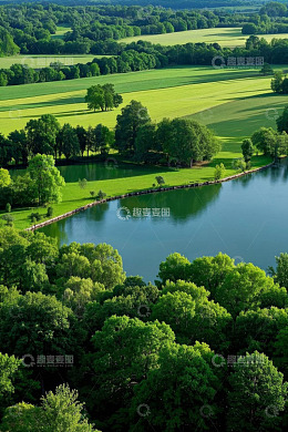 湖畔森林绿野鸟瞰全景