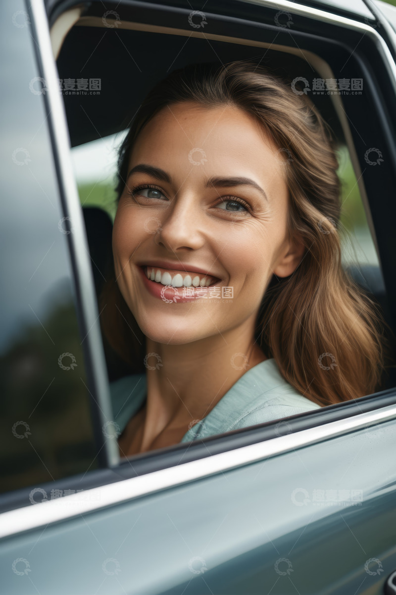 高清大图下载【趣麦麦图】车内微笑女子车窗外景