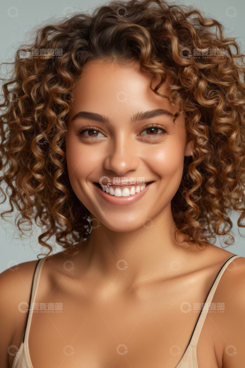 高清大图下载【趣麦麦图】卷发女子微笑特写