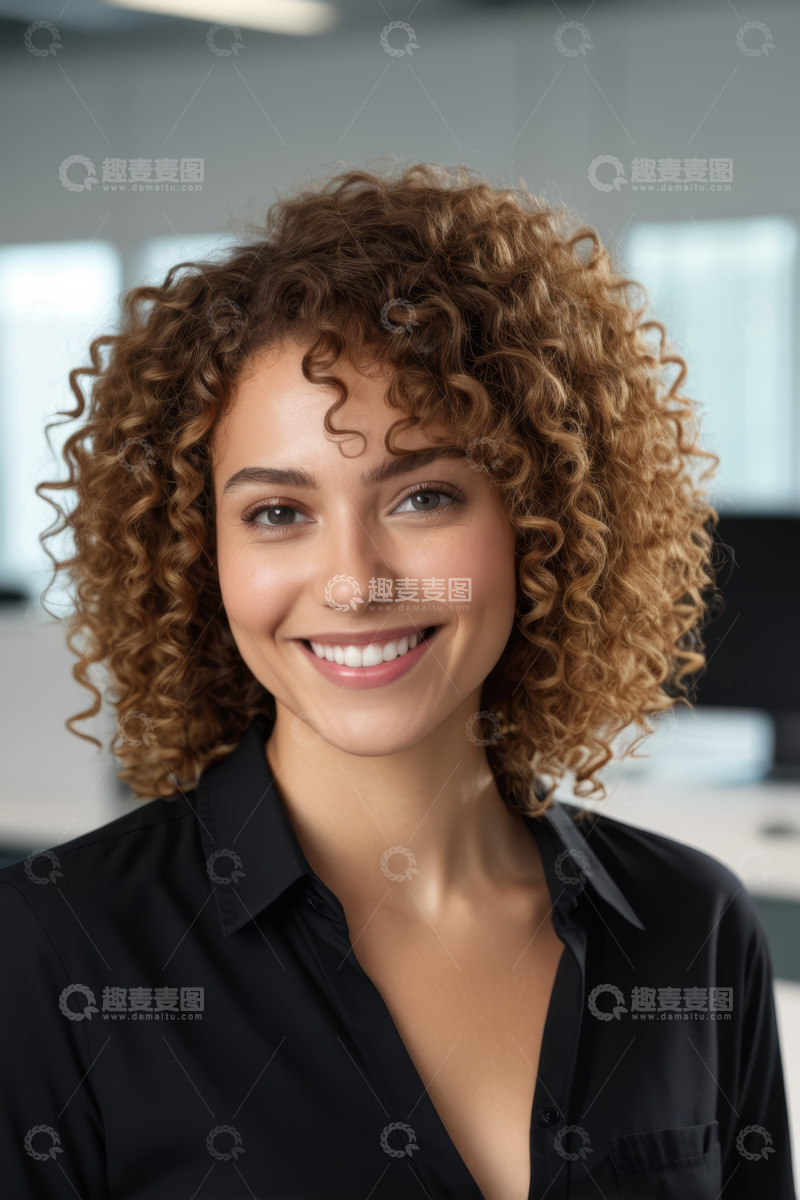 高清大图下载【趣麦麦图】微笑卷发女性商务办公肖像
