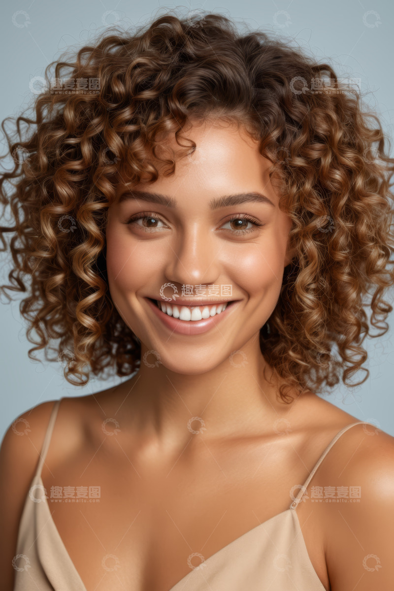 高清大图下载【趣麦麦图】微笑卷发女子肖像
