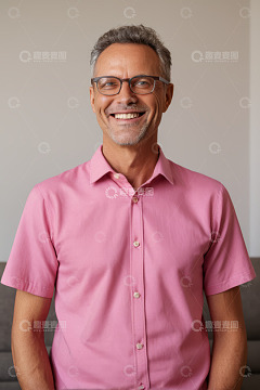 微笑男士粉色衬衫肖像