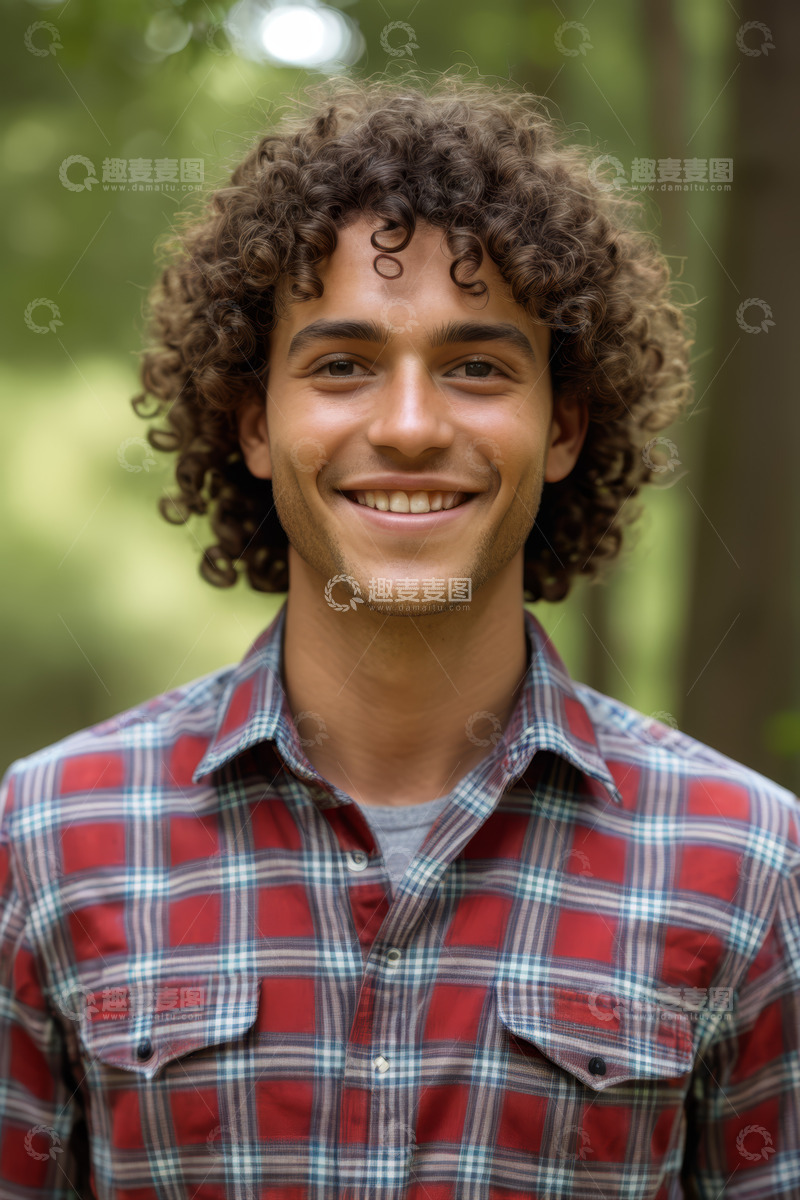 高清大图下载【趣麦麦图】户外微笑年轻男子肖像