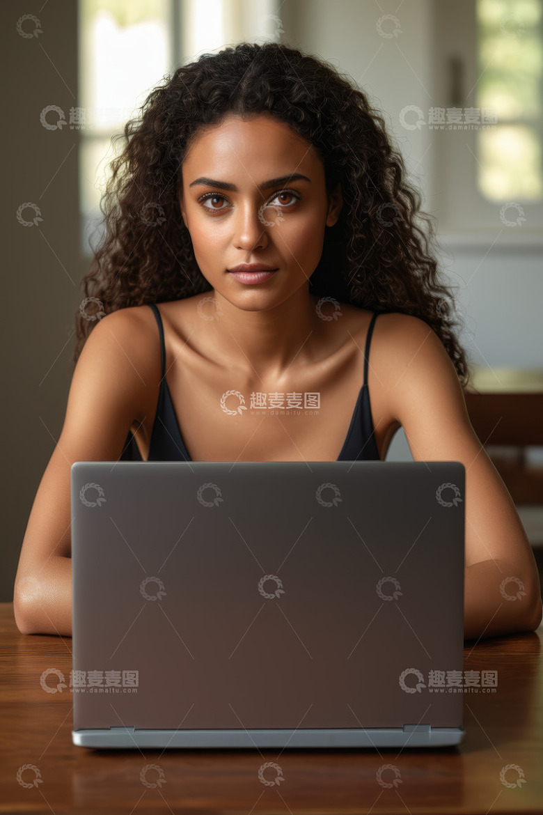 女性使用笔记本电脑办公画面