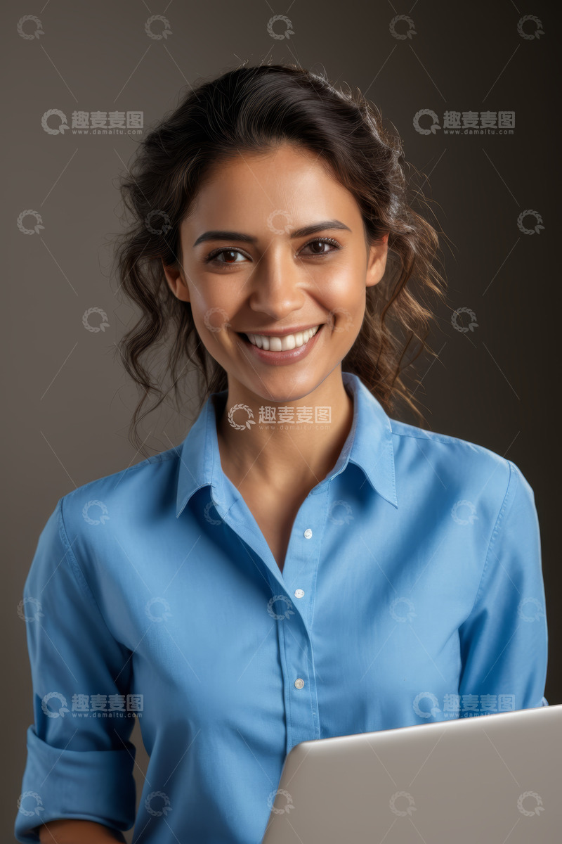 高清大图下载【趣麦麦图】微笑女商人持笔记本电脑肖像