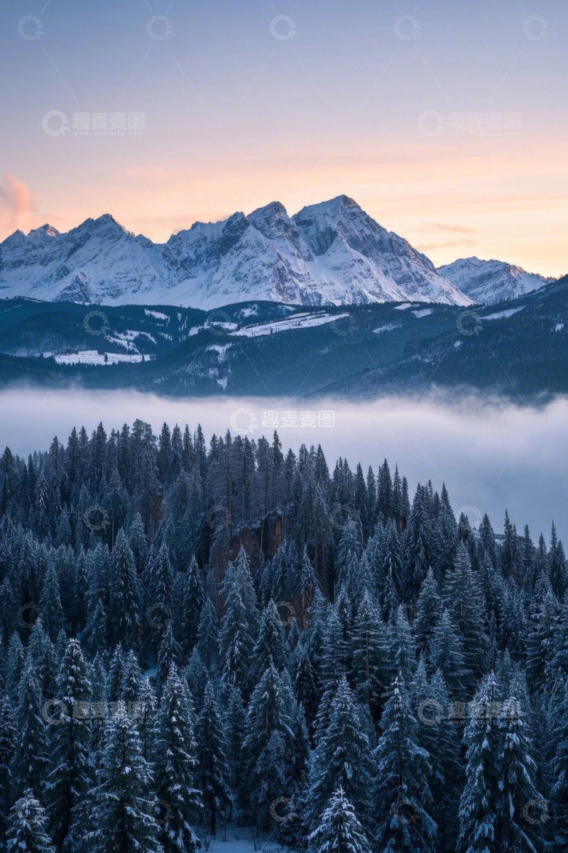 高清大图下载【趣麦麦图】雪覆山林与远山暮色景观