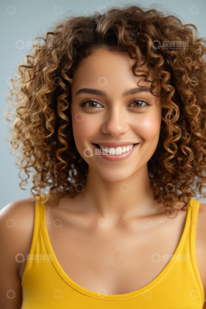 高清大图下载【趣麦麦图】微笑卷发女子半身像