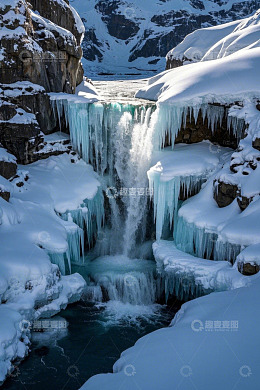 冰雪覆盖的山间瀑布景观