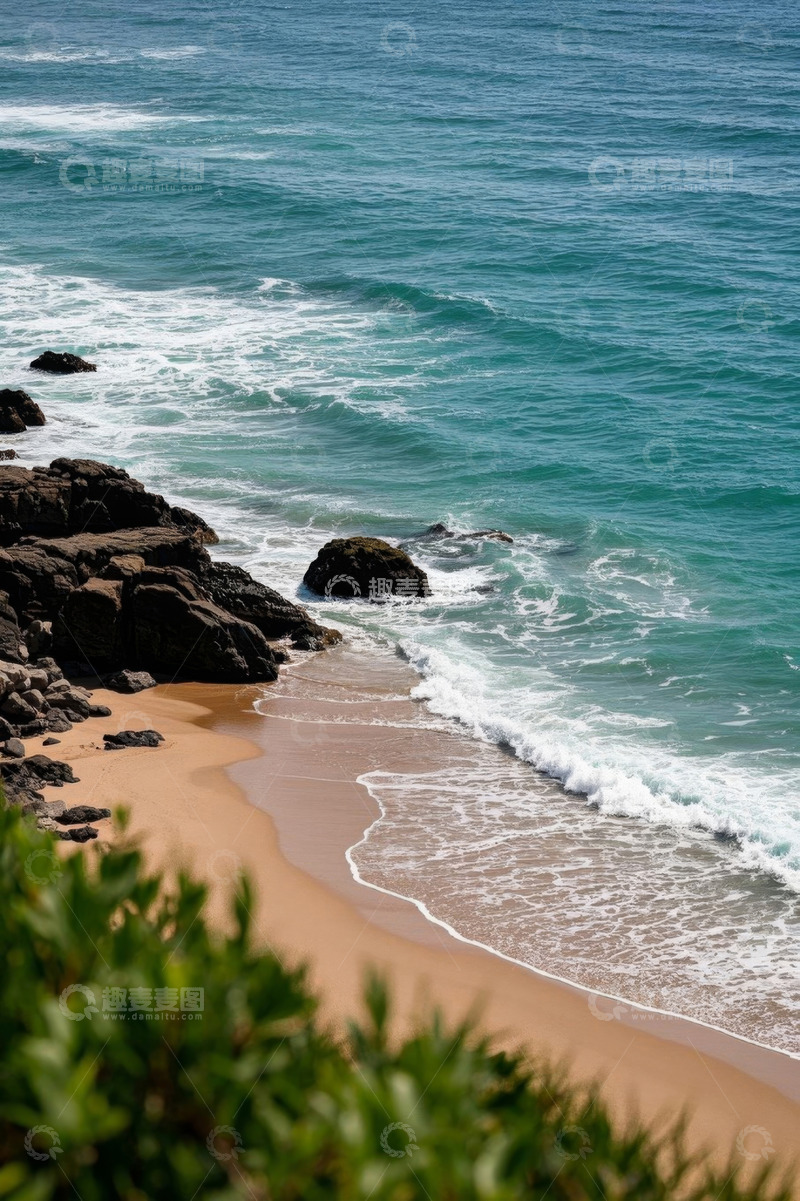 高清大图下载【趣麦麦图】海浪拍打沙滩与礁石景观