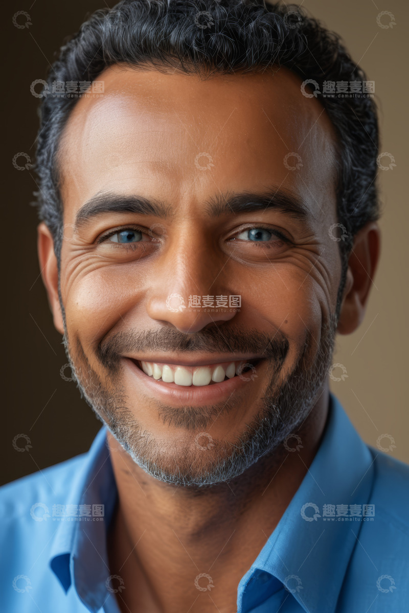 高清大图下载【趣麦麦图】微笑男子近景肖像