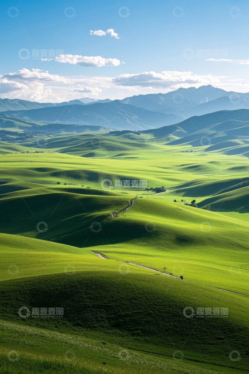 高清大图下载【趣麦麦图】广袤绿色草原与远处山脉风景