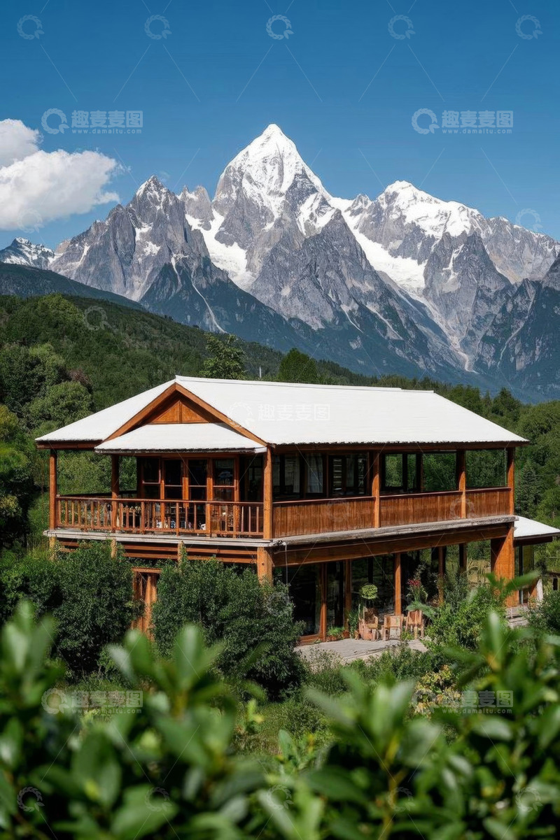 高清大图下载【趣麦麦图】丽江雪山下的木质小屋景观