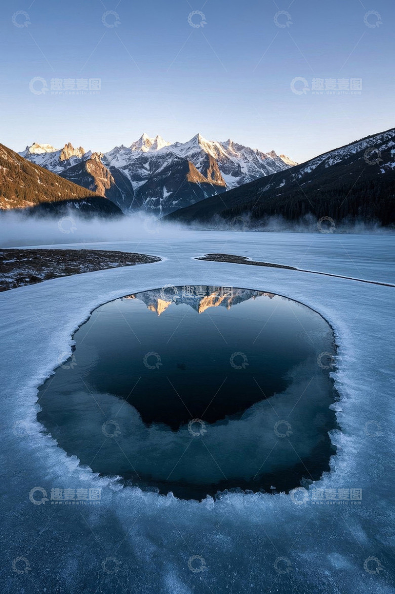 雪山下的冰封湖泊景观