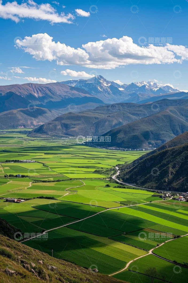 高清大图下载【趣麦麦图】山间田野与远处雪山风光