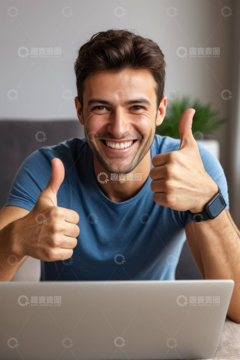高清大图下载【趣麦麦图】年轻男子用笔记本电脑竖大拇指