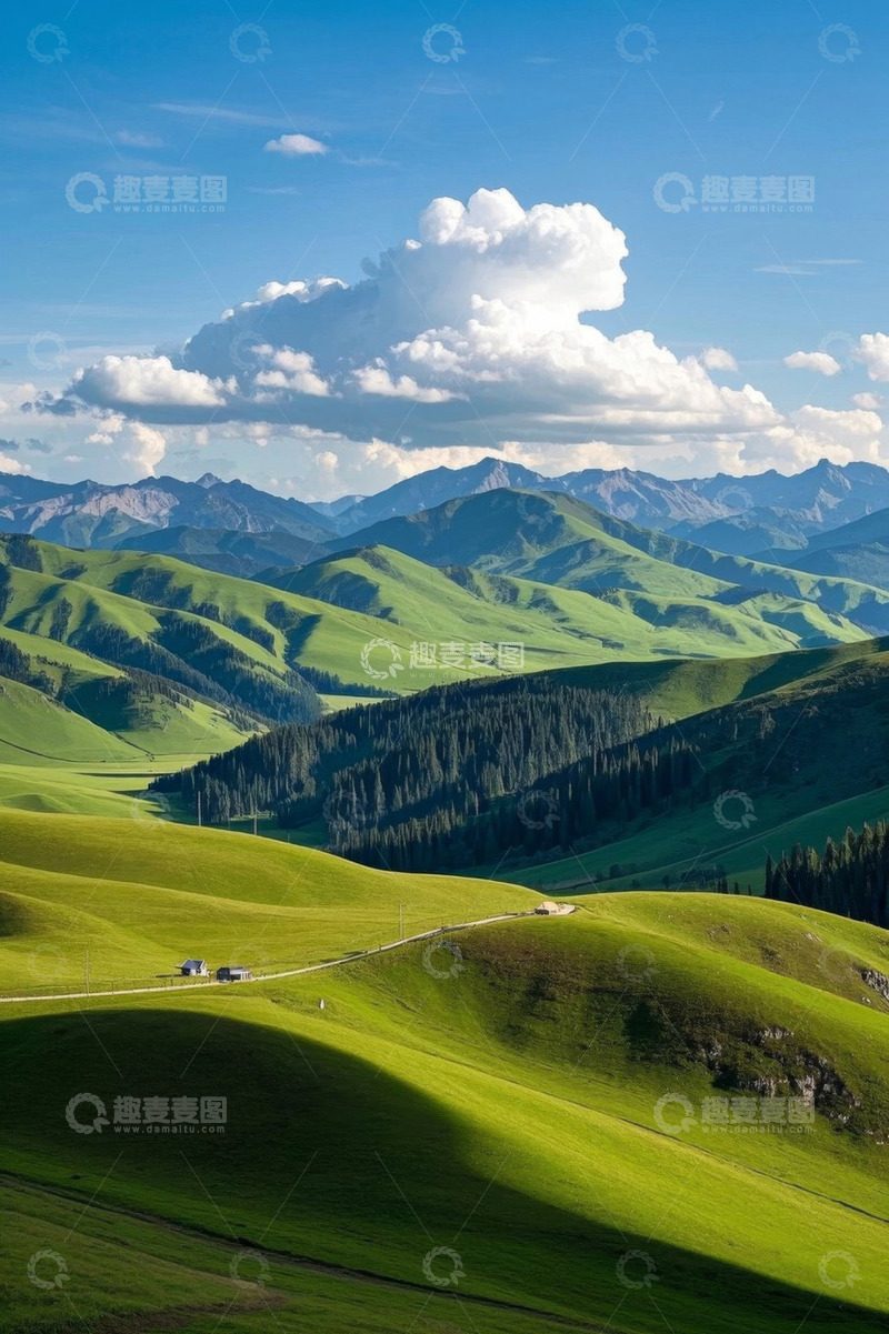 高清大图下载【趣麦麦图】连绵青山下的草原风光