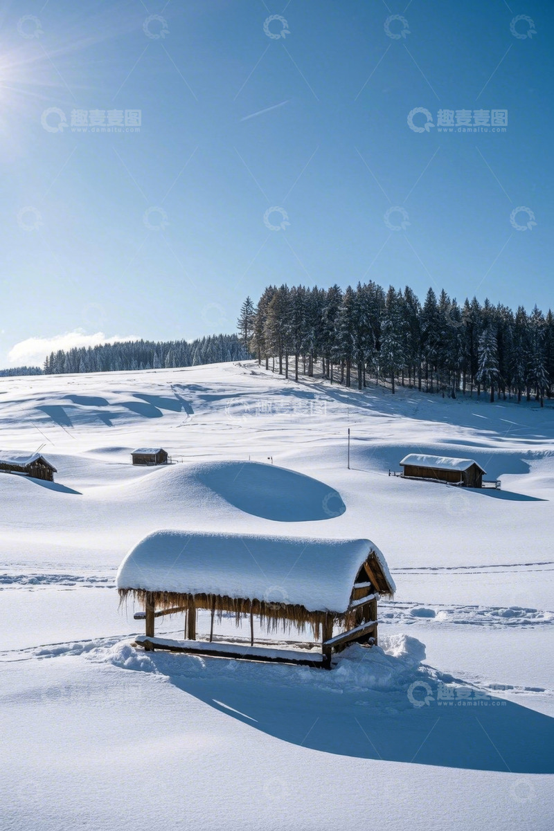 高清大图下载【趣麦麦图】冬日雪地中的木屋与森林景观