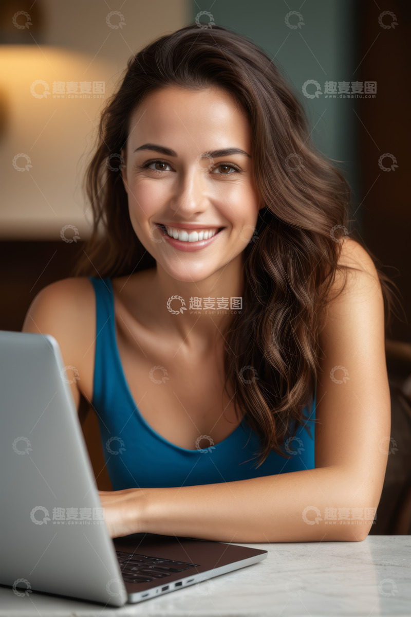 高清大图下载【趣麦麦图】微笑女人使用笔记本电脑