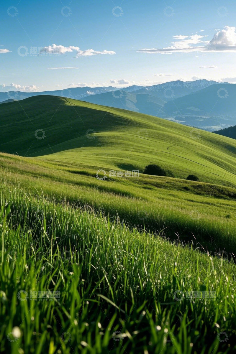 高清大图下载【趣麦麦图】绿色草原与远处山峦风景