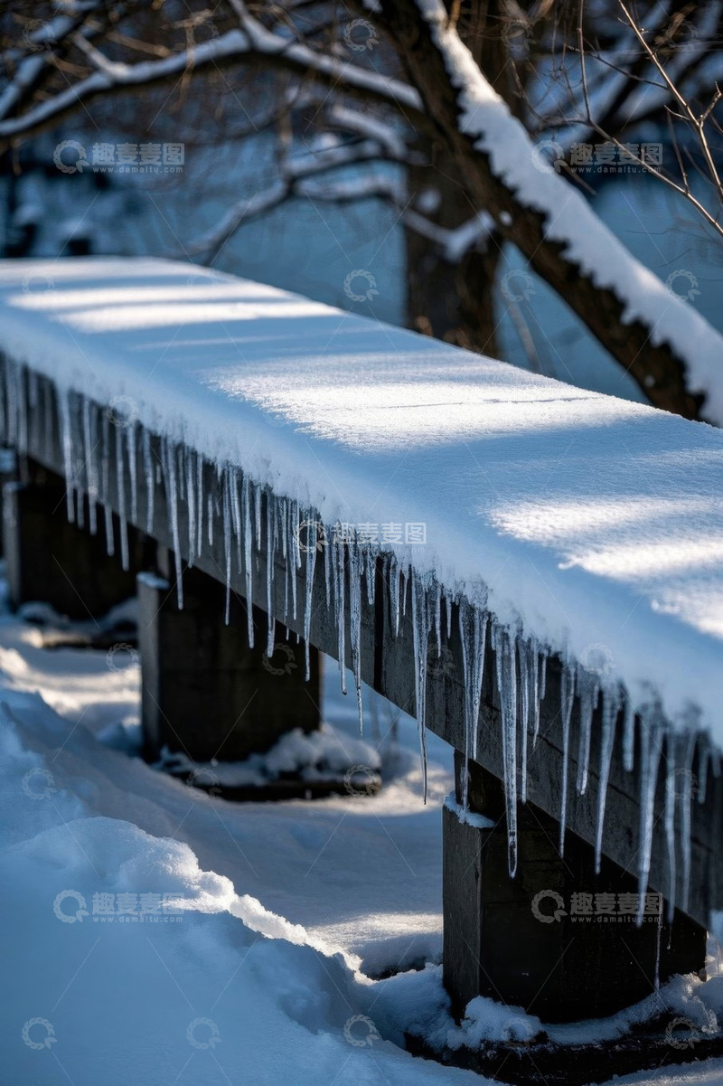 高清大图下载【趣麦麦图】覆雪长椅挂冰凌户外景象