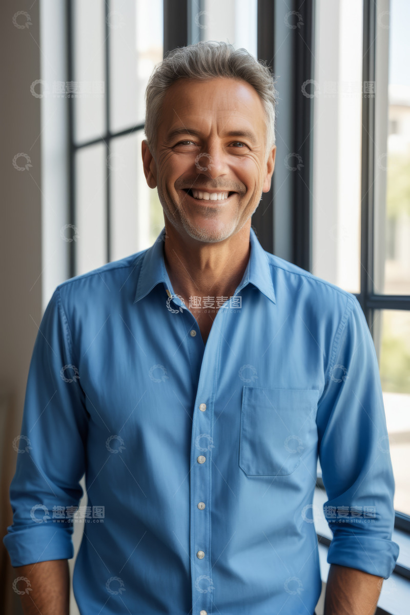 高清大图下载【趣麦麦图】微笑中年男子室内肖像