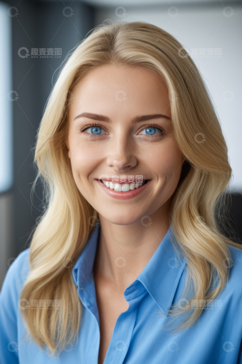 高清大图下载【趣麦麦图】微笑金发女性肖像