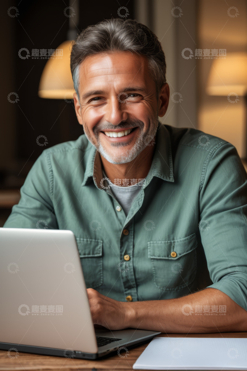 高清大图下载【趣麦麦图】微笑男人使用笔记本电脑办公
