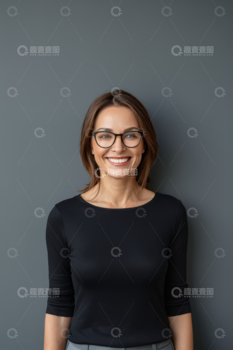 高清大图下载【趣麦麦图】戴眼镜微笑的女性肖像
