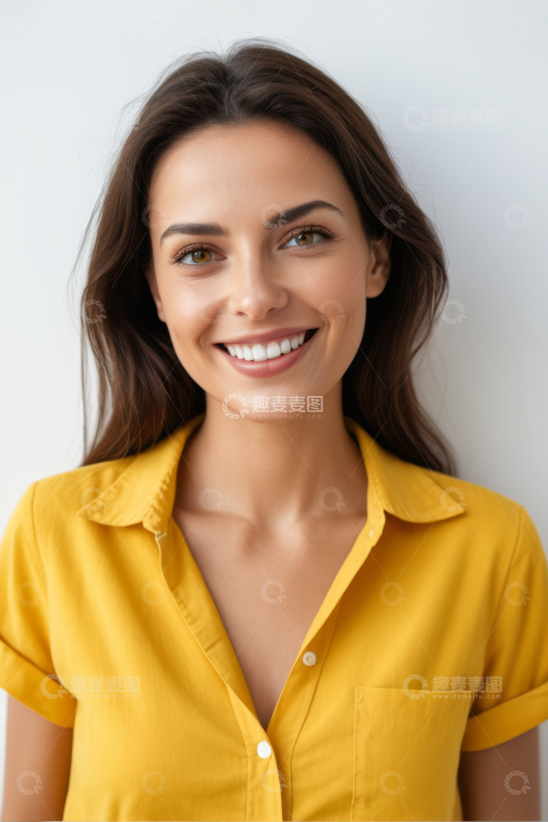高清大图下载【趣麦麦图】穿黄衬衫微笑的年轻女性肖像