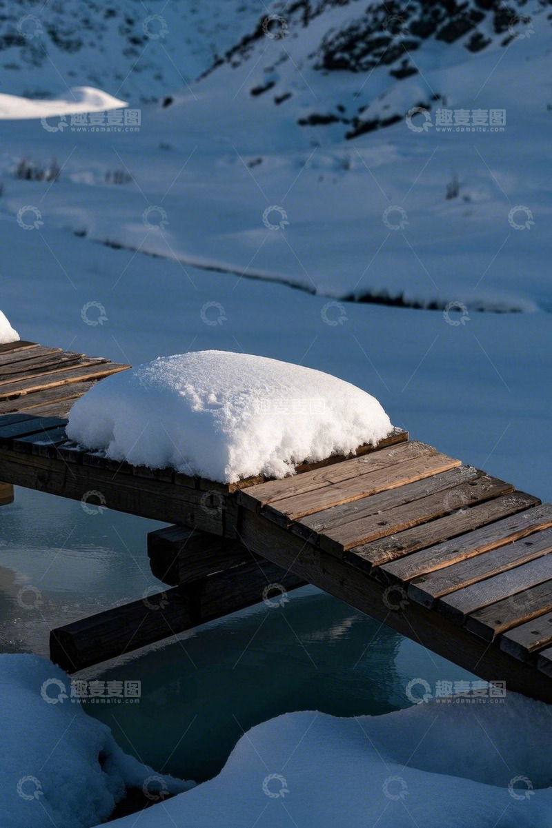高清大图下载【趣麦麦图】积雪覆盖的户外木质小桥