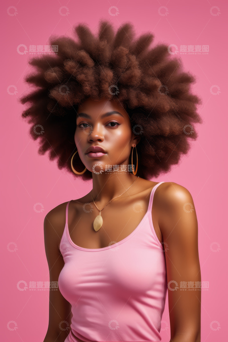 高清大图下载【趣麦麦图】粉色背景前的时尚黑人女性