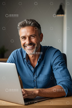 办公男子使用笔记本电脑微笑